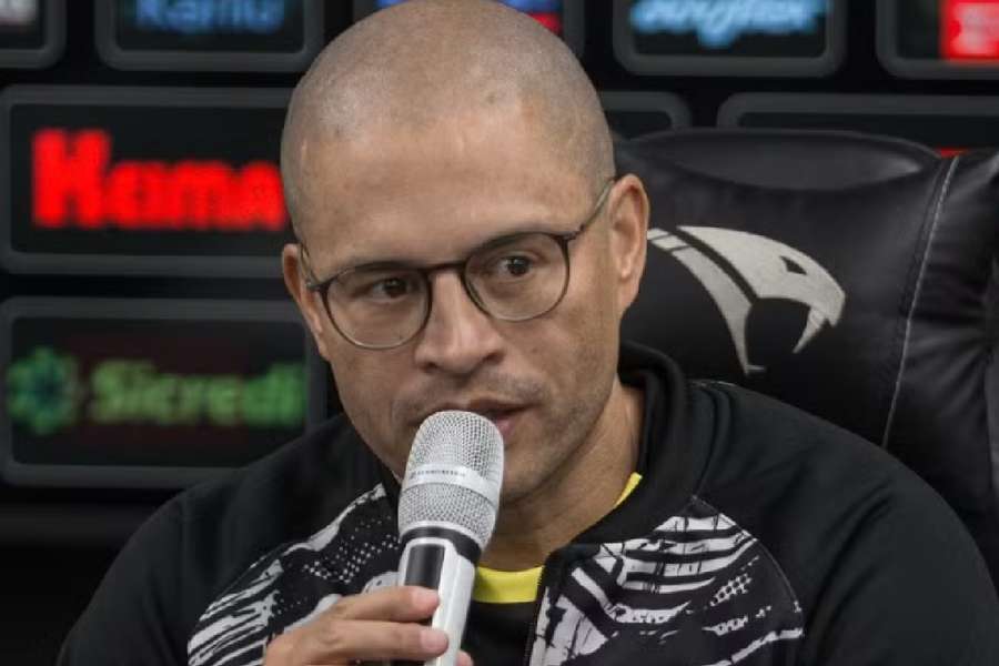 Alex não é mais técnico do Operário-PR