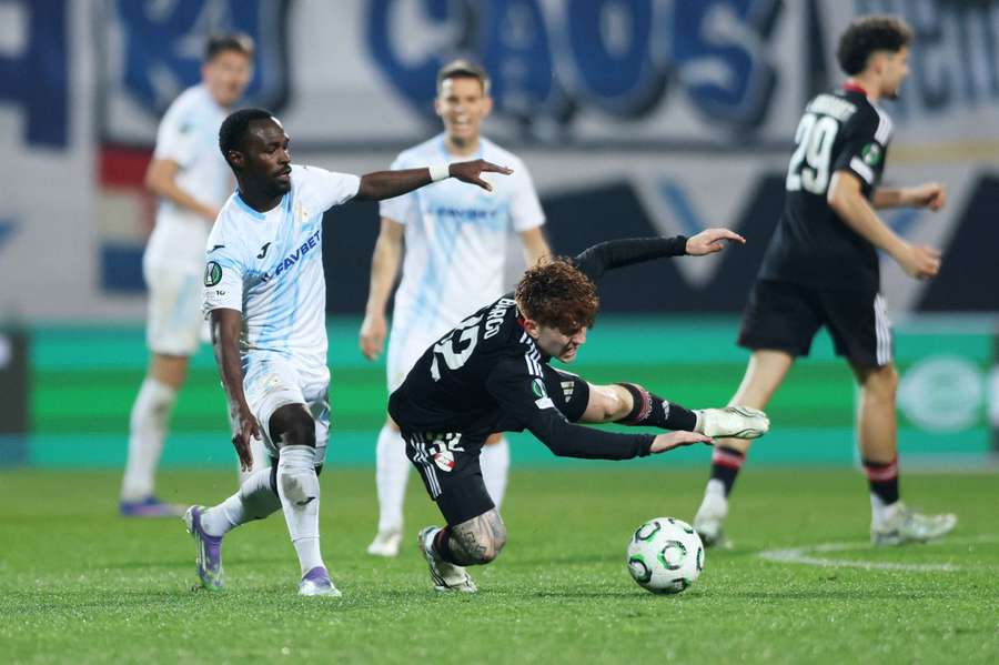 Tiago Dantas, ao fundo, acompanha a jogada