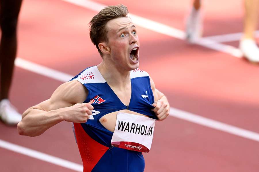 Karsten Warholm, rompiendo su camiseta en Tokio