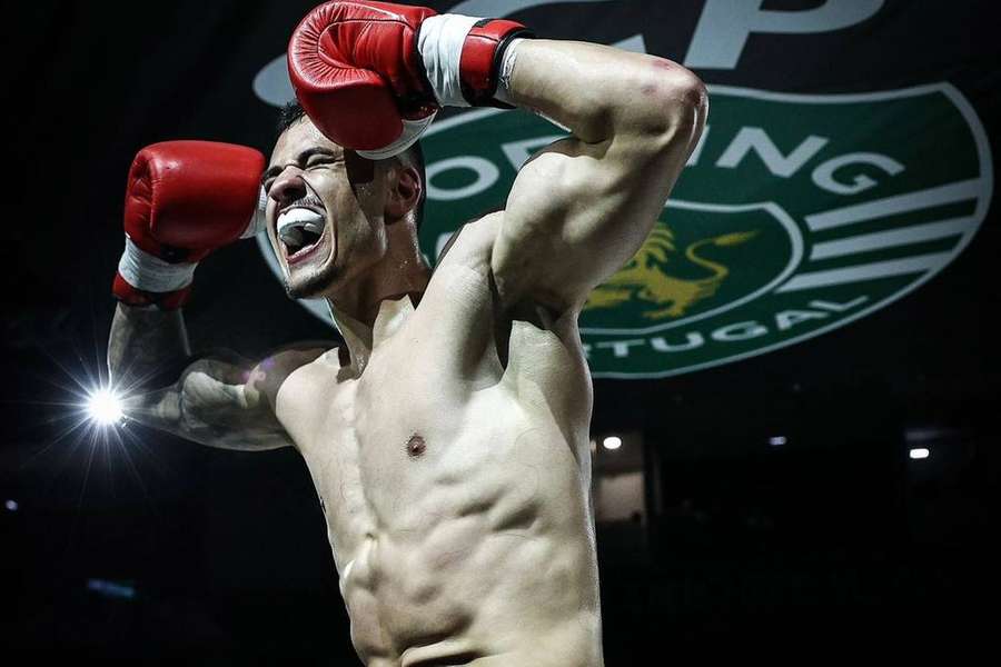 A festa de Tiago Santos após o título