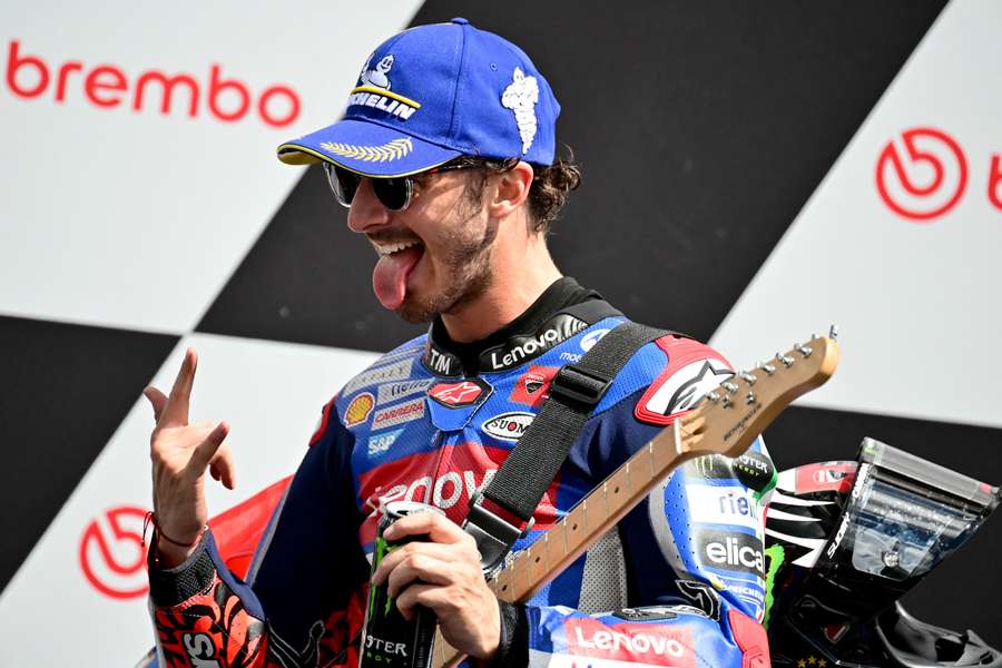 Pecco Bagnaia vierde de zege met een elektrische gitaar