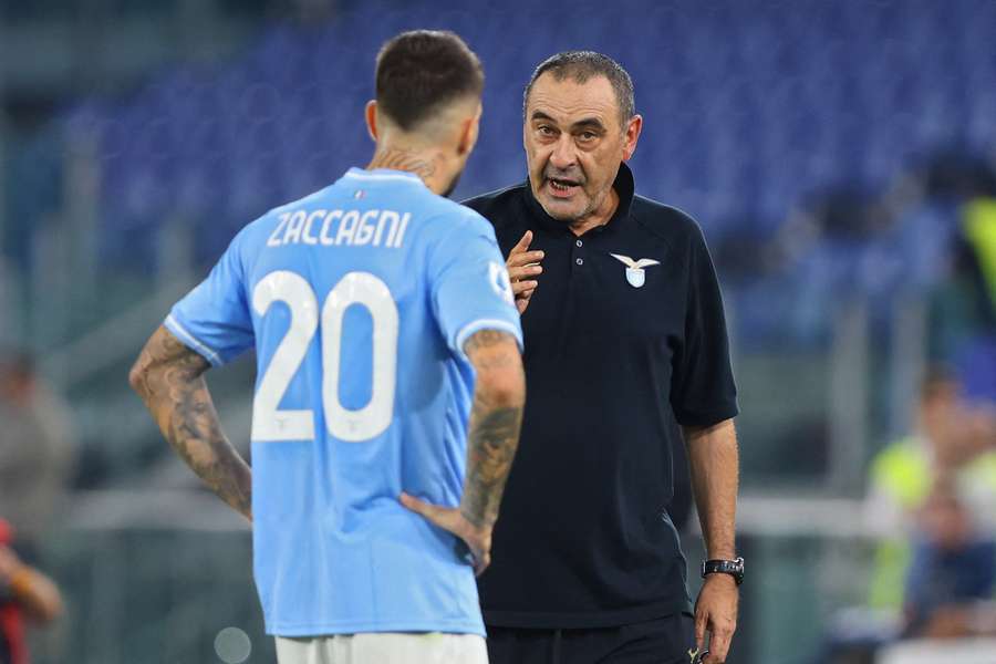 Mattia Zaccagni riceve istruzioni da Maurizio Sarri