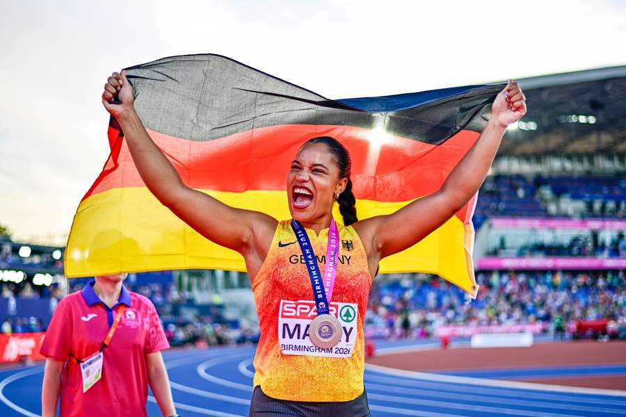 Mabry feiert mit Medaille und Fahne Mabry feiert mit Medaille und Fahne