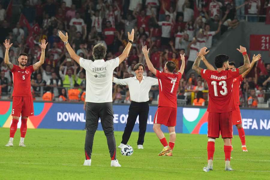 Montella festeggia in campo con i suoi ragazzi la recente vittoria in Nations Leage contro l'Islanda