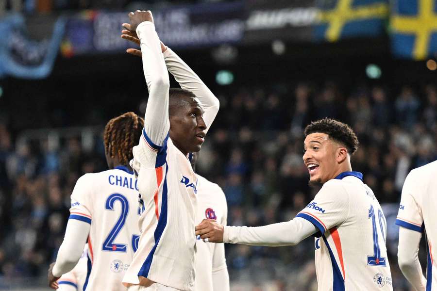 Jackson oslavuje zásah so Sanchom. Obaja potiahli Chelsea za jasným triumfom.