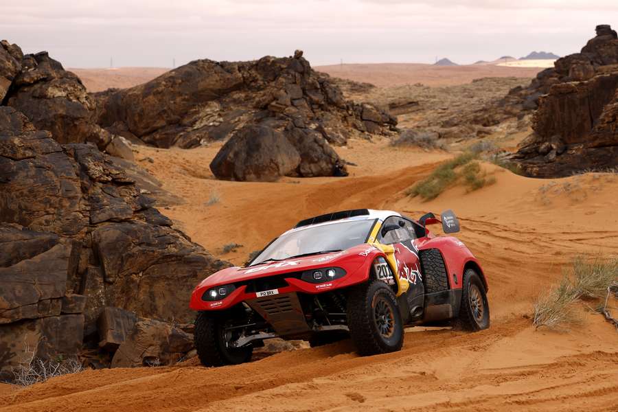 Sébastien Loeb bateu a concorrência nos automóveis na quarta etapa do rali Dakar