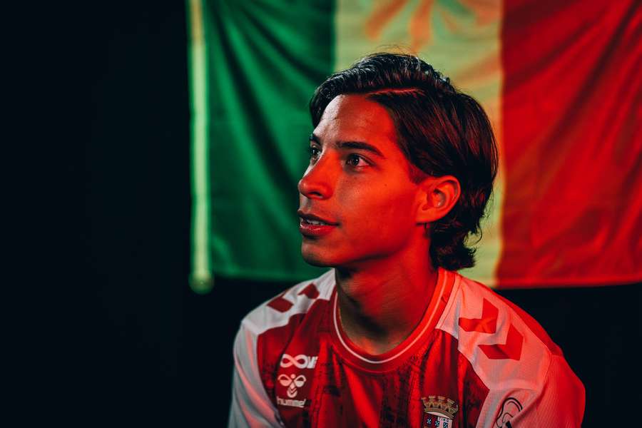 Diego Lainez vai assinar um contrato válido por quatro anos