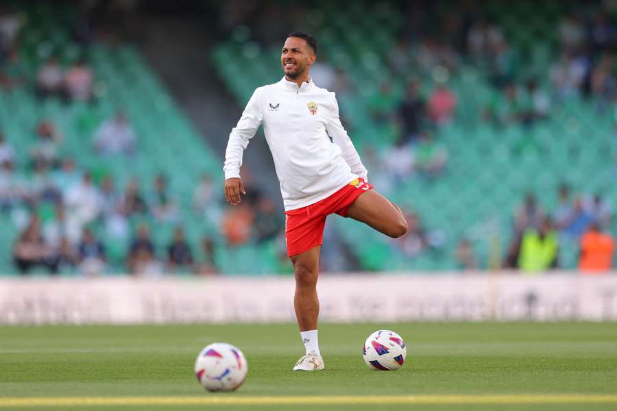 Jonathan Viera, en un calentamiento con el Almería.