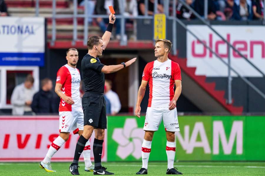 Maikel Kieftenbeld kreeg al snel een rode kaart tegen Dordrecht