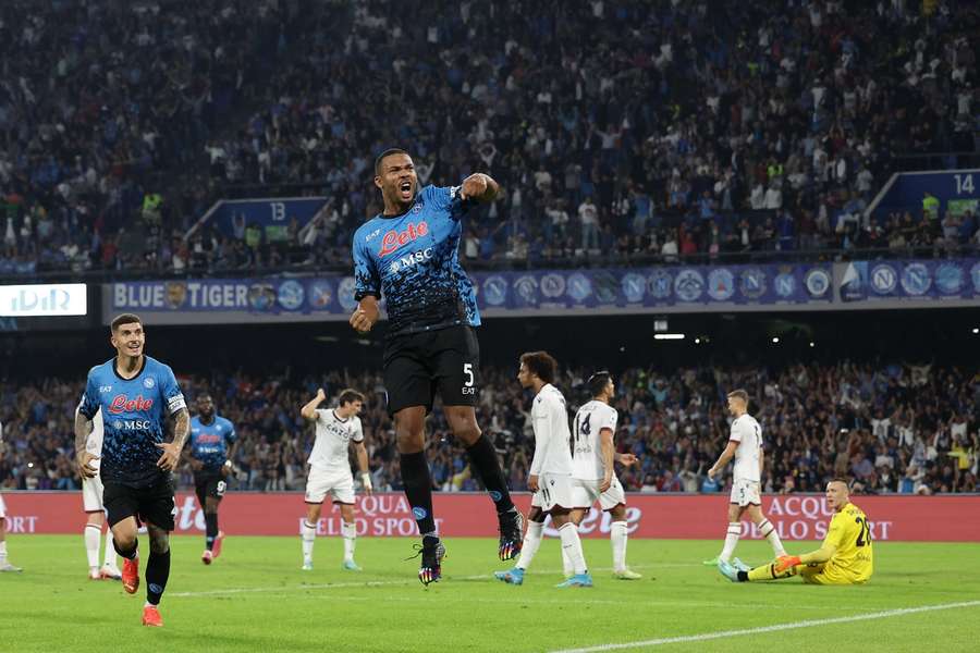 Brasileiro Juan Jesus comemora seu tento no Estádio Diego Armando Maradona