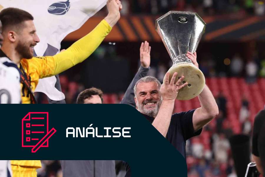 O treinador do Tottenham, Ange Postecoglou, com o troféu da Liga Europa