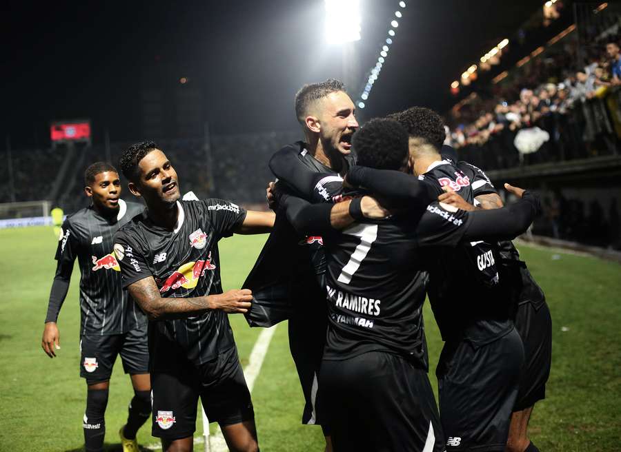 Jogadores do Bragantino comemoram gol da virada