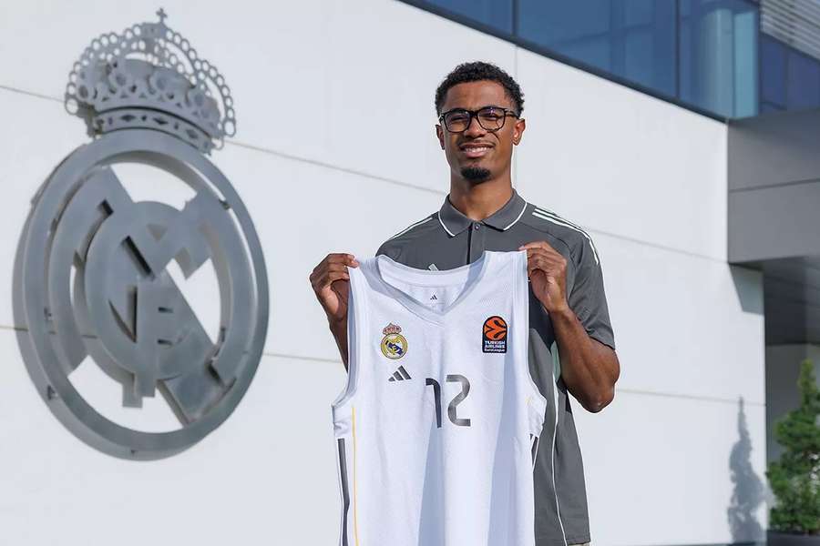 Theo Maledon, con su nueva camiseta como jugador del Real Madrid