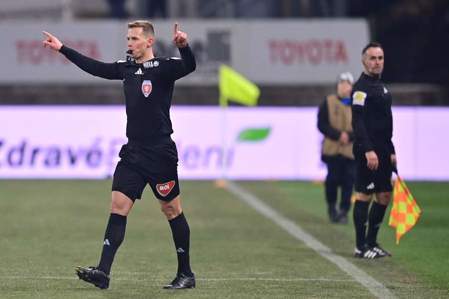 Rozhodčí Všetečka vysvětlil, proč odvolal penaltu. Rozhodčí Všetečka vysvětlil, proč odvolal penaltu.