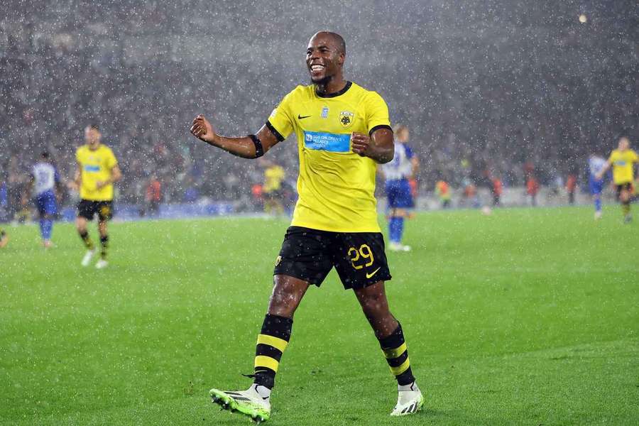 Djibril Sidibe in het shirt van AEK Athene