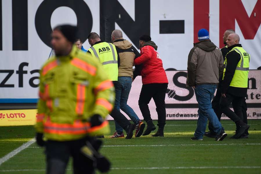 Weitere Fans mussten nach dem Spiel vom Platz geführt werden.