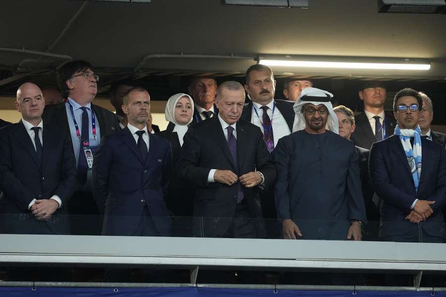 Sheikh Mansour (uiterst rechts) bij de Champions League-finale met FIFA-president Infantino (uiterst links), UEFA-president Ceferin (tweede van links) en de Turkse president Erdogan (midden)