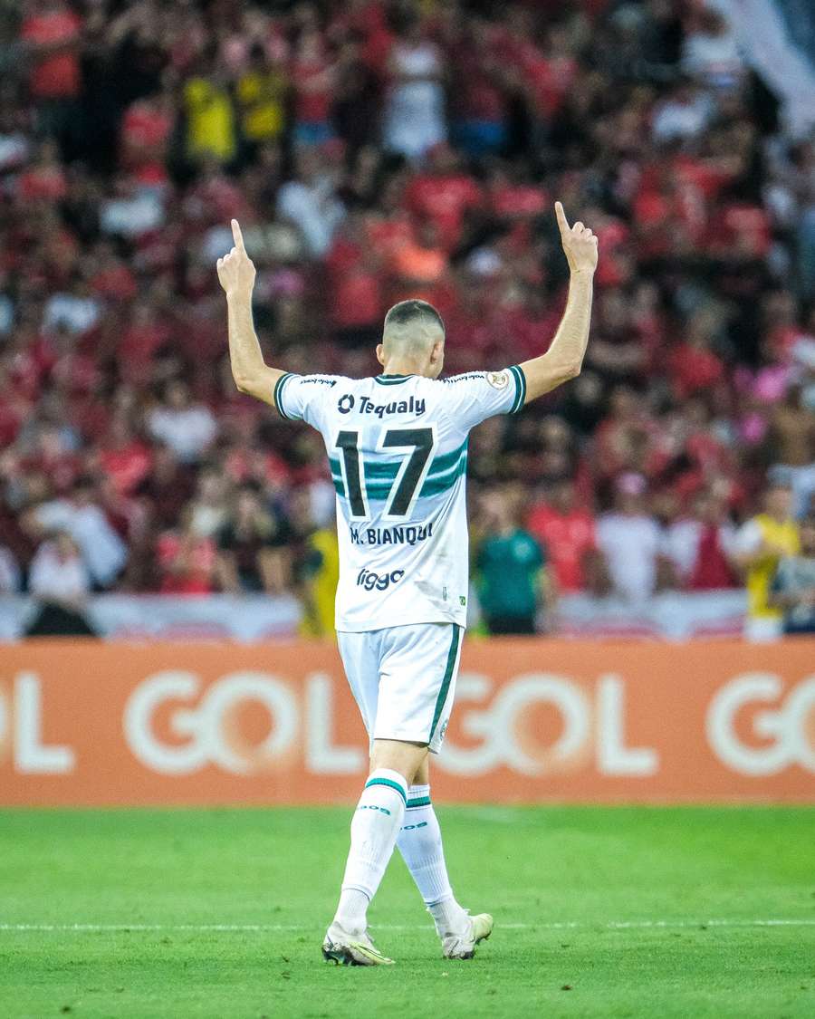 Matheus Bianqui celebra o segundo do Coritiba neste domingo (29)