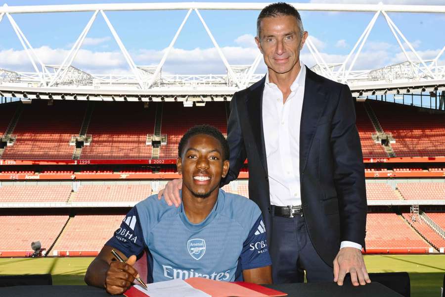 Myles Lewis-Skelly assinou um novo contrato com o Arsenal