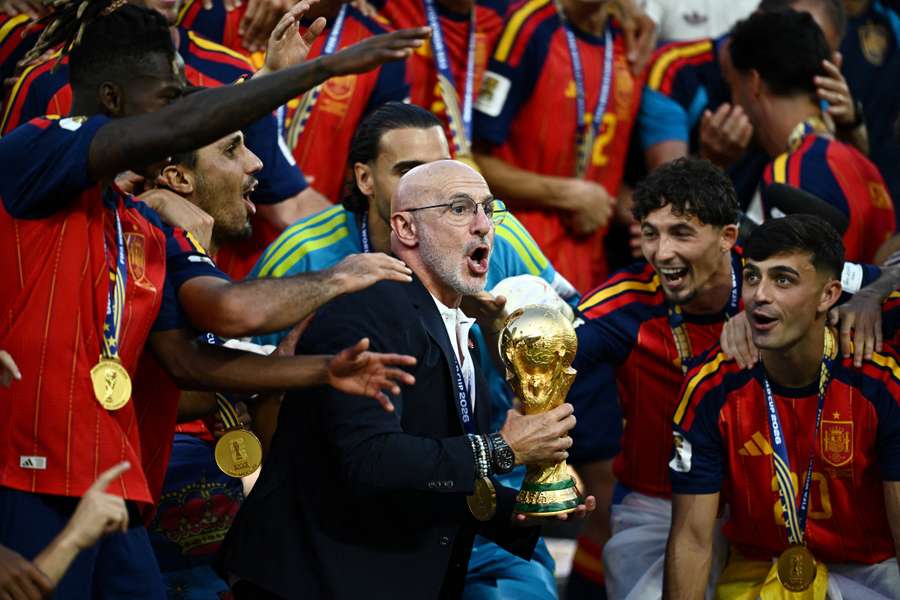 Luis De la Fuente, il trofeo e i suoi ragazzi Luis De la Fuente, il trofeo e i suoi ragazzi