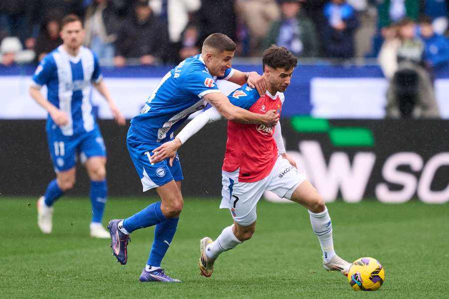 Puado trata de mantener el balón.