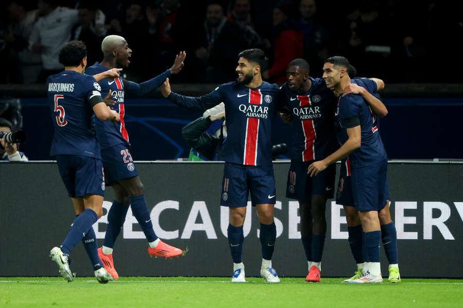 Les Parisiens célébrant le but de Warren Zaïre-Emery face à l'Atlético de Madrid.