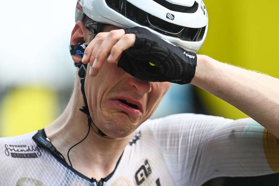 Det var en stærkt bevæget Matej Mohorič, der vandt fredagens etape. Tidligere på sommeren mistede holdkammerat Gino Mäder livet efter et tragisk styr i Tour de Suisse.
