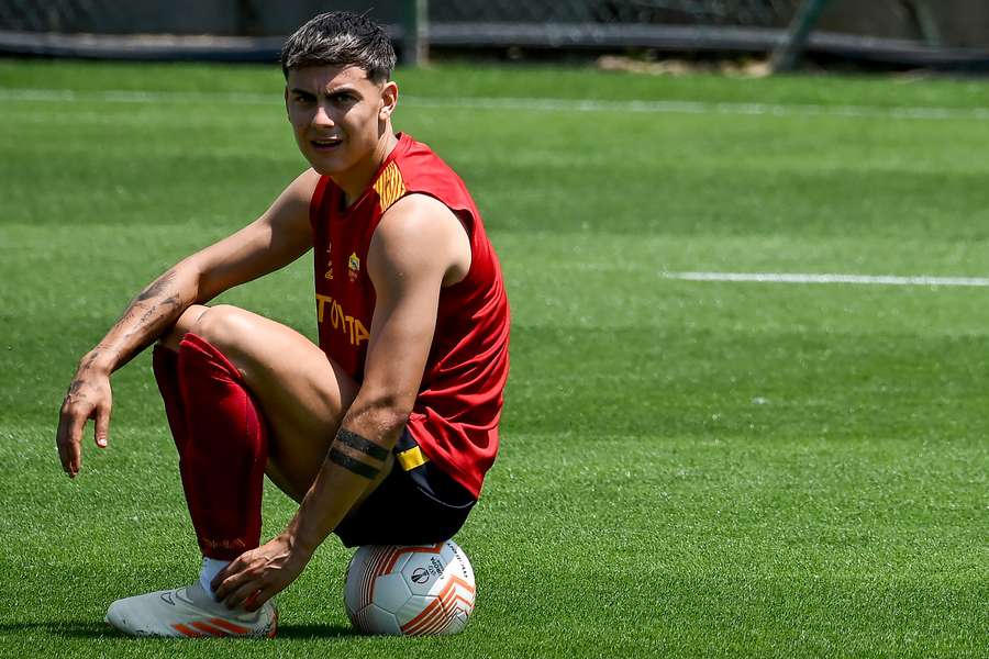 Paulo Dybala vai continuar ao serviço da Roma de José Mourinho