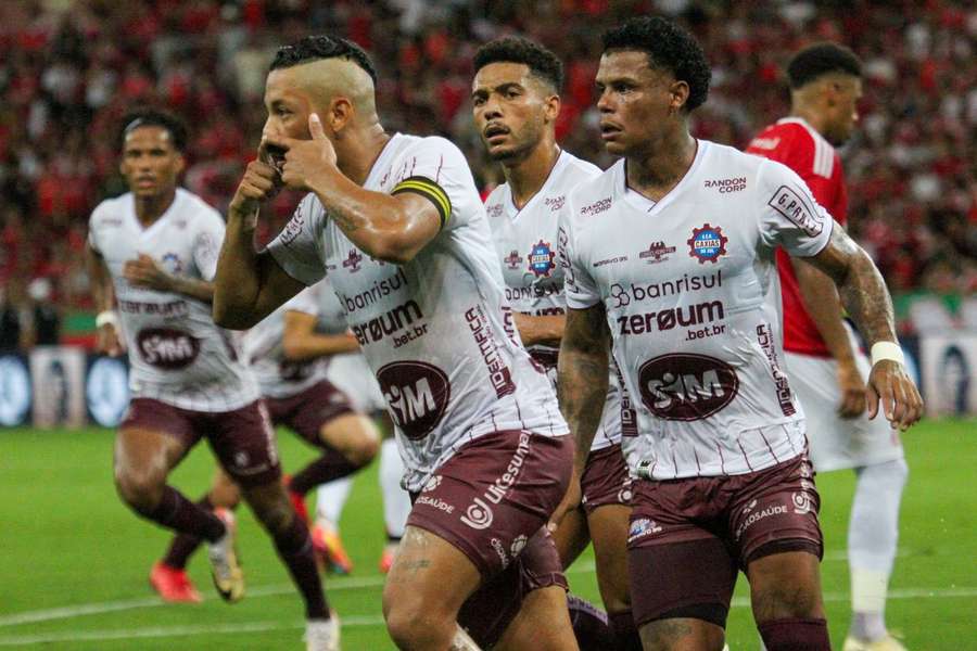 Tomas Bastos abriu o placar para o Caxias no primeiro tempo