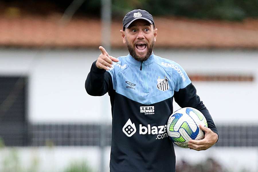 Kleiton assume o Santos perto da zona de despromoção do Brasileirão