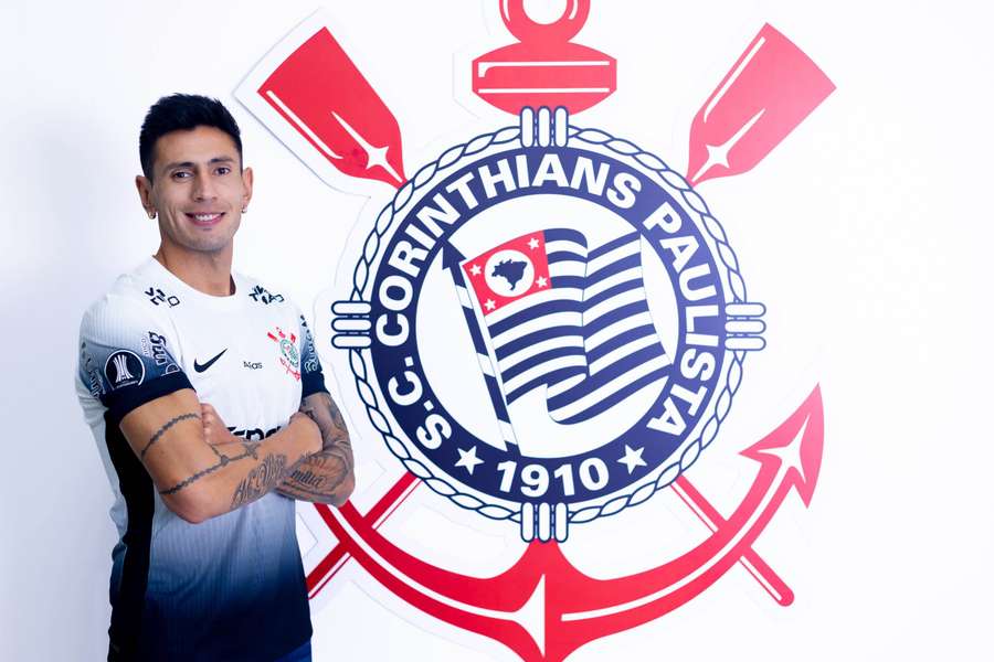 Fabrizio Angileri ao lado de Fabinho Soldado e Augusto Melo