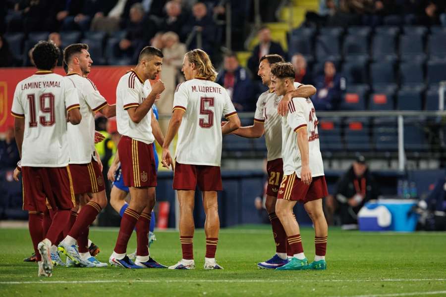 Los jugadores de España celebran un gol ante Serbia en Villarreal