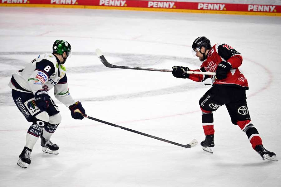 Dominik Bokk (r.) ist nach dem verlorenen DEL-Halbfinale zum Nationalteam gestoßen.