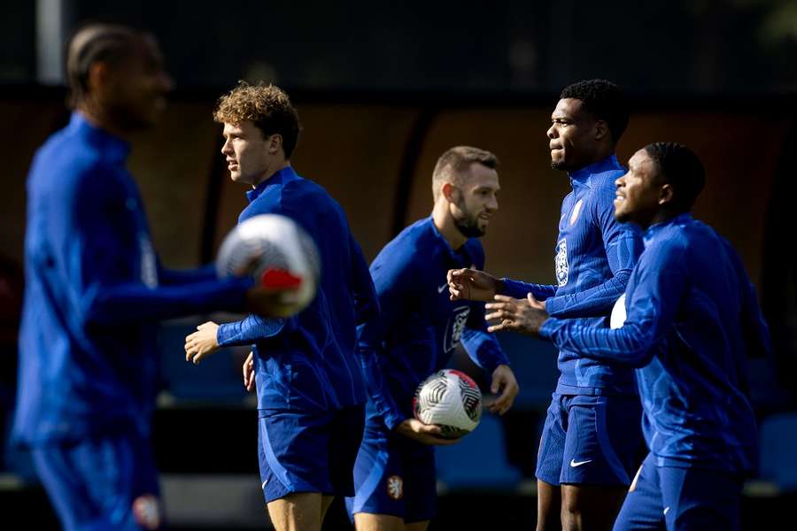 Mats Wieffer op het trainingsveld bij het Nederlands Elftal