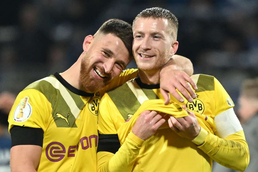 Ozcan abraça Reus, autor do gol da vitória do Dortmund