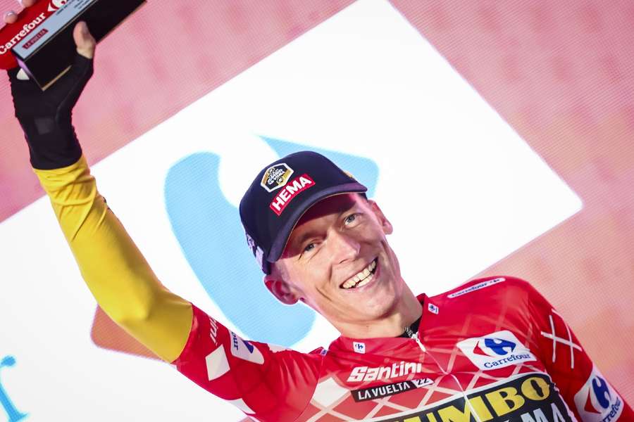 Robert Gesink van Team Jumbo-Visma krijgt de rode trui, tijdens de huldiging van de ploegentijdrit op de eerste dag van de Ronde van Spanje