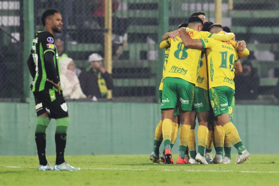 Defensa y Justicia matou o jogo em seis minutos na volta do intervalo