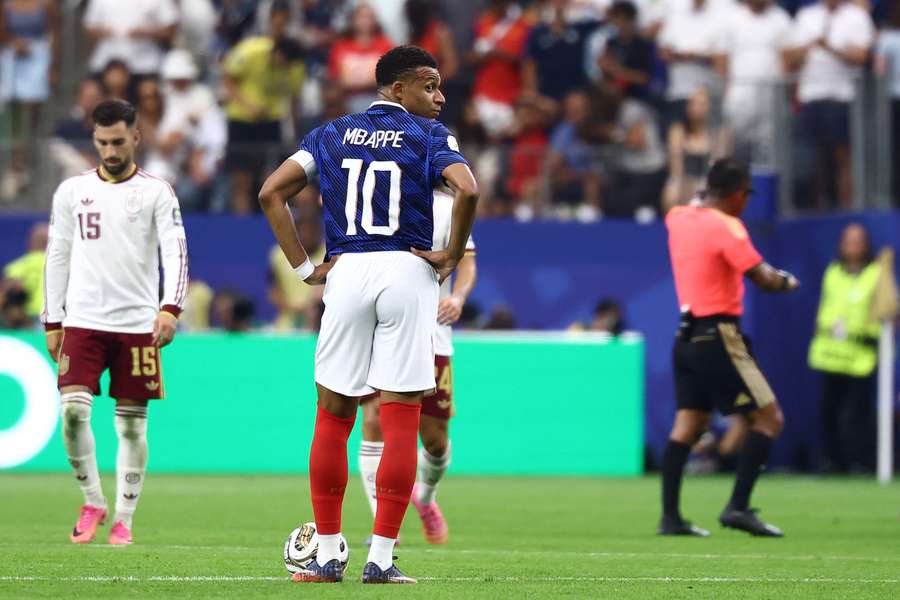 Kylian Mbappé abattu après le deuxième but de l'Espagne lors de la demi-finale de la Coupe du monde 2026 entre la France et l'Espagne, le 14 juillet 2026 à Dallas Kylian Mbappé abattu après le deuxième but de l'Espagne lors de la demi-finale de la Coupe du monde 2026 entre la France et l'Espagne, le 14 juillet 2026 à Dallas