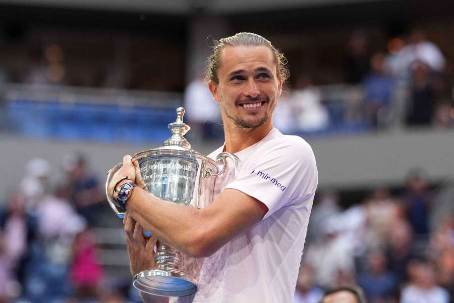 Zverev s trofejou pre šampióna US Open. Zverev s trofejou pre šampióna US Open.