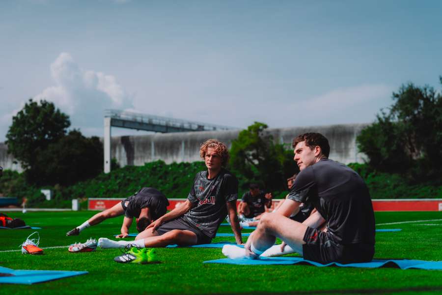 Jacob Rasmussen stretching after training with Maurits Kjaergaard