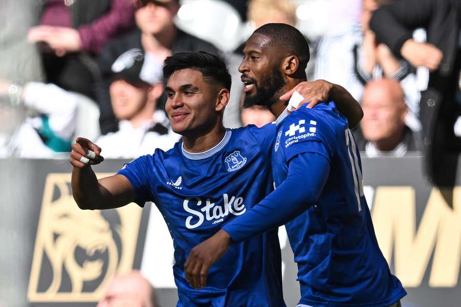 Everton's Argentinian midfielder Carlos Alcaraz celebrates after scoring his team's goal