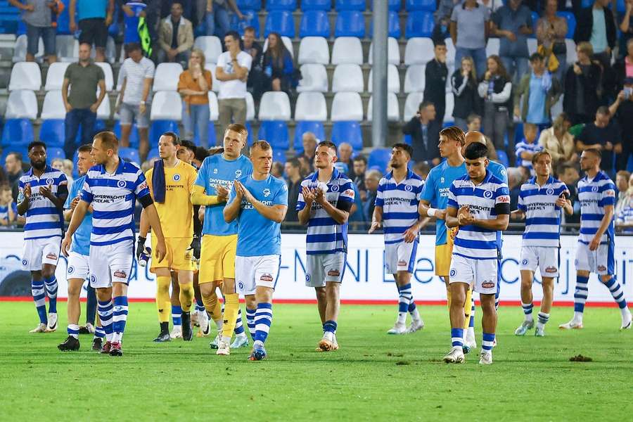 Spelers van De Graafschap bedanken teleurgesteld het publiek na de nederlaag tegen FC Emmen