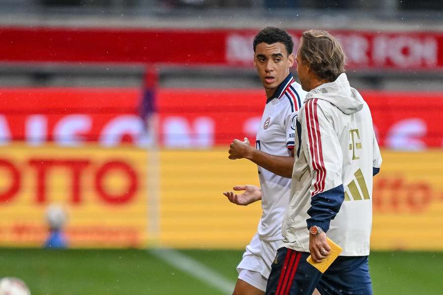 Jamal Musiala tuvo que abandonar el campo rápidamente Jamal Musiala tuvo que abandonar el campo rápidamente