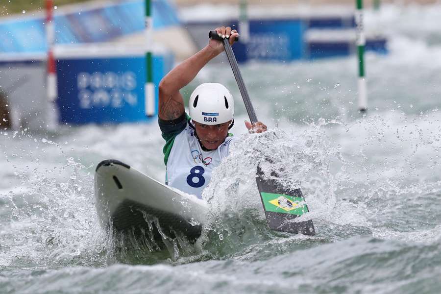 Ana Sátila em ação na prova final da canoagem C1 slalom