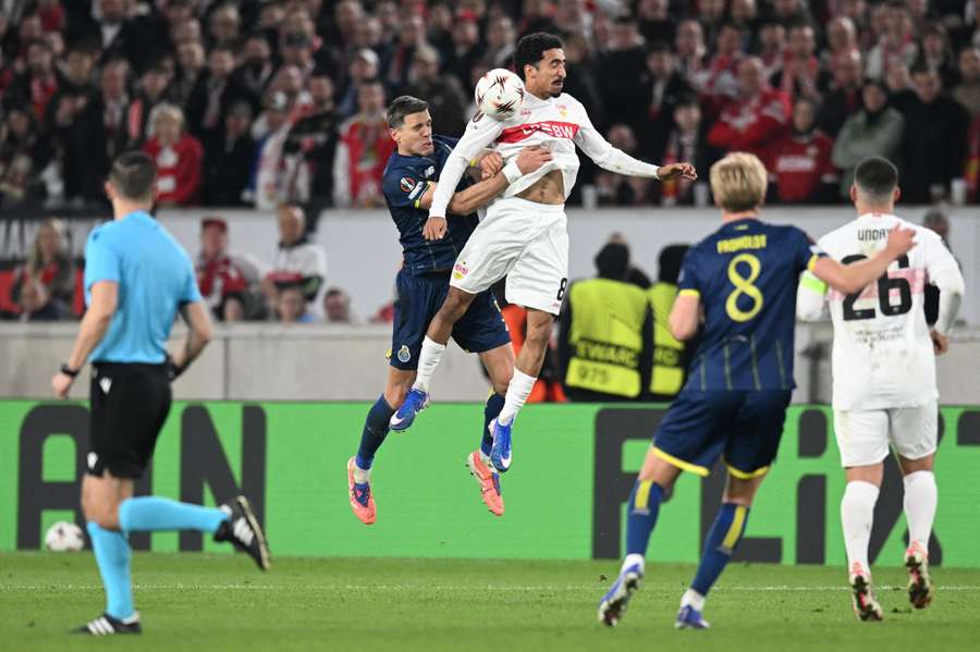 Tiago Tomás em duelo com Bednarek