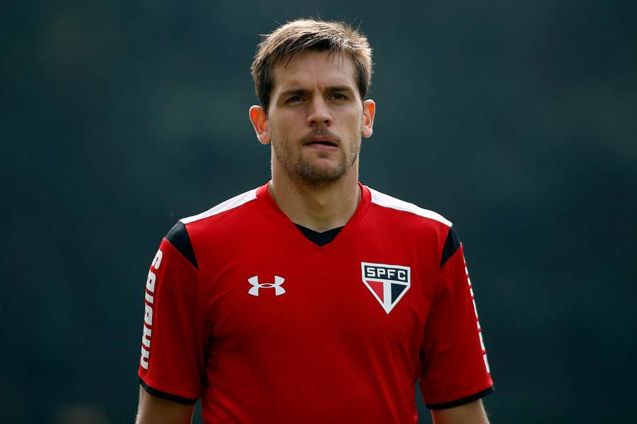 Rafael Tolói é mais um problema para Crespo