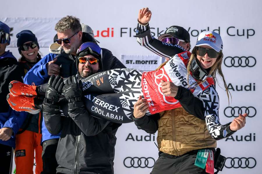 Alice Robinson świętująca triumf w St. Moritz Alice Robinson świętująca triumf w St. Moritz