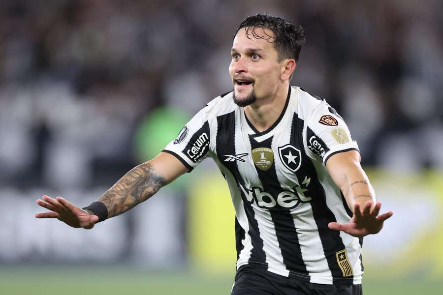 Artur fez o gol decisivo de Botafogo 3x2 Estudiantes