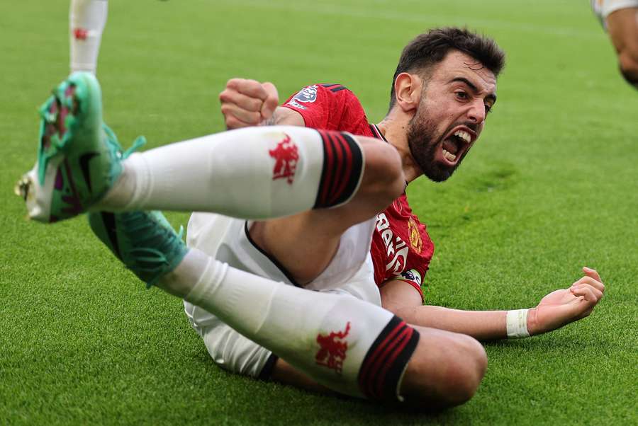 Manchester United's Portuguese midfielder #08 Bruno Fernandes celebrates scoring the opening goal 