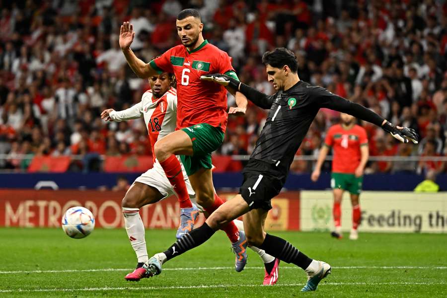 Marokko-doelman Yassine Bounou schiet de bal weg